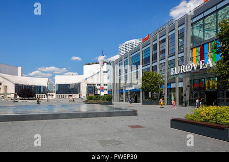 Slowakischen Republik, Slowakei, Bratislava, Hauptstadt, Donau, Kleine Karpaten, Eurovea Galerie, Einkaufszentrum, Einkaufszentren, Geschäftshäuser, commercial Tower, Springbrunnen, Menschen Stockfoto