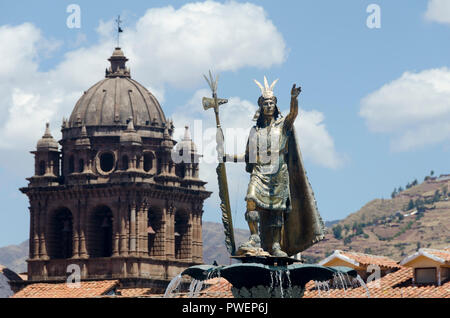 Dom und Statue, Plaza de Armes, Cuzco, Peru Stockfoto