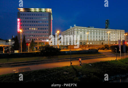 Österreich, Oberösterreich, Linz an der Donau, Landeshauptstadt von Oberösterreich, Kulturhauptstadt 2009, Nacht Foto, Beleuchtung, Donau riverwalk Donaulaende, Donau, links das Bürohochhaus ot der Generali Gruppe Österreich, Versicherung, Bank, rechts der Hochschule für Kunst und Design Linz Stockfoto