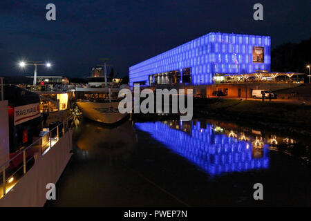 Österreich, Oberösterreich, Linz an der Donau, Landeshauptstadt von Oberösterreich, Kulturhauptstadt 2009, Nacht Foto, Abendstimmung, Donau Kreuzfahrt, Kreuzer an der Schiffsanlegestelle Donaulaende, rechts das Lentos Kunstmuseum, im Hintergrund das Hotel Arcotel Linz Stockfoto