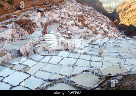 Salzminen bei Salineras de Maras, in der Nähe von Cuzco, Peru Stockfoto