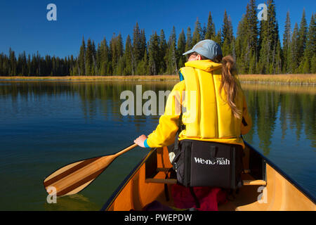 Kanufahren auf der oberen Deschutes River, Deschutes National Forest, Cascade Lakes National Scenic Byway, Oregon Stockfoto