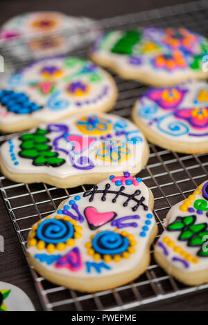 Sugar Cookies in Form von Sugar Skull dekoriert mit bunten Royal icing für Día de Muertos-Day der Toten Urlaub. Stockfoto