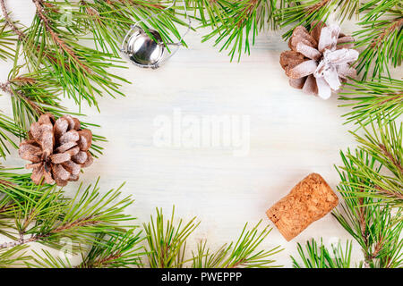 Weihnachten Hintergrund mit Fir Tree Branches, Kegel, Schnee, und ein Korken mit Kopie Raum, geschossen von oben Stockfoto