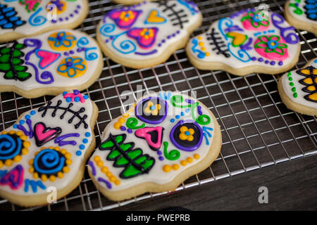 Sugar Cookies in Form von Sugar Skull dekoriert mit bunten Royal icing für Día de Muertos-Day der Toten Urlaub. Stockfoto