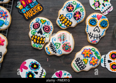 Sugar Cookies in Form von Sugar Skull dekoriert mit bunten Royal icing für Día de Muertos-Day der Toten Urlaub. Stockfoto