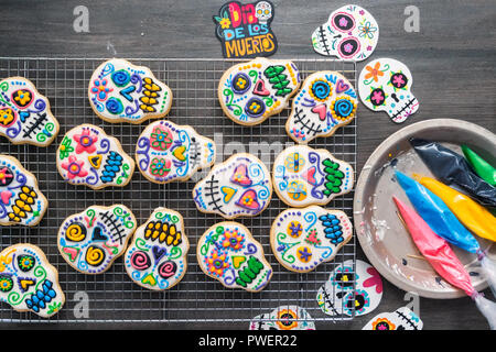 Sugar Cookies in Form von Sugar Skull dekoriert mit bunten Royal icing für Día de Muertos-Day der Toten Urlaub. Stockfoto