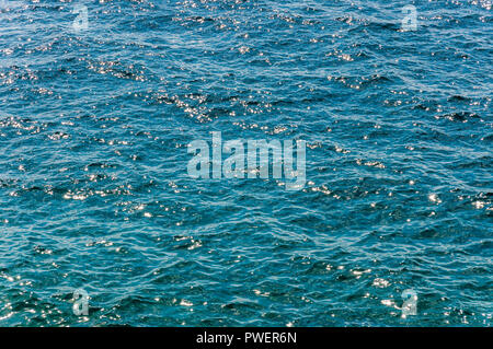 Blau grün Adria welligen Wasser Muster. Freies Wasser Texturen und Farben. Stockfoto