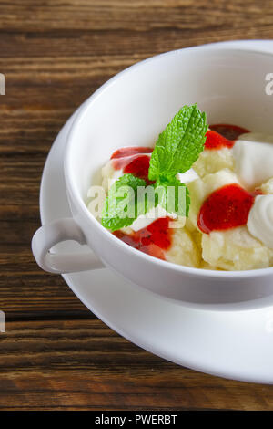 Healthe Frühstück - faul Knödel mit saurer Sahne und Erdbeermarmelade Stockfoto