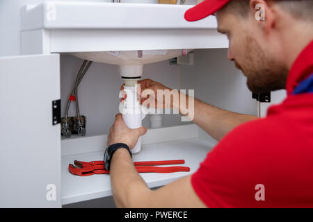 Klempner Einbau Waschtisch Siphon im heimischen Badezimmer Stockfoto