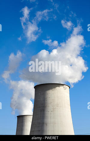 Rauchende Schlote gegen den blauen Himmel, Umweltverschmutzung Konzept. Stockfoto