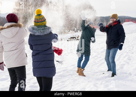 Porträt von zwei Paare paar Spaß im Schnee genießen Schneeballschlacht während der schönen Wintertag im Freien auf Ski Resort Stockfoto