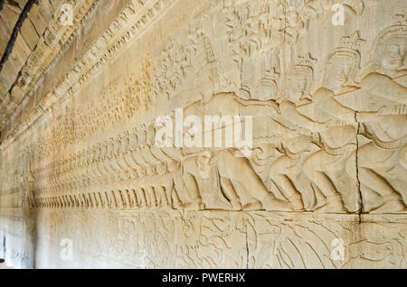 Die Wand von einer der Galerien von Angkor Wat mit seinem linearen Anordnung der Steinbildhauerei, geschmückt mit BAS-Reliefs mit asuras und Devas - divin Stockfoto