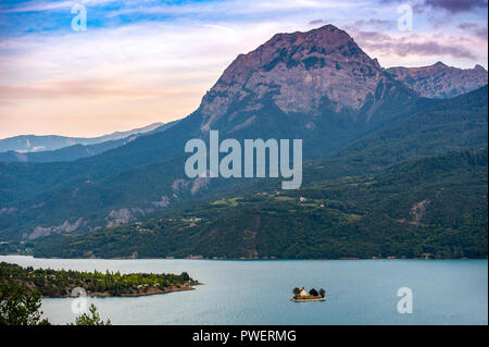 Hautes-Alpes (05). See Serre-Ponçon. Die Bucht von Saint-Michel und die Kapelle Saint-Michel mit Blick auf die Gipfel des Grand Morgon Stockfoto