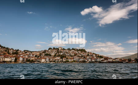 Ohrid Stadt Panorama mit fort und Fahnen, Mazedonien Stockfoto