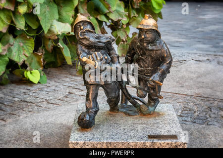 Zwerge Elfen kleine Statuen in Wroclaw, Polen Stockfoto