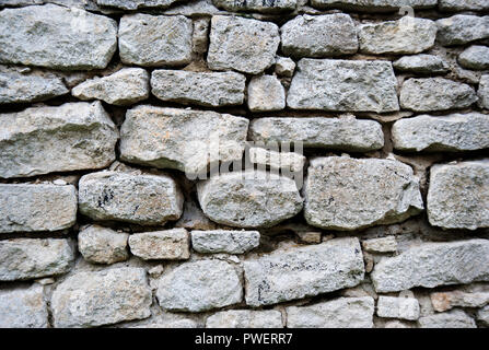 Grauer schiefer Wand Stein Hintergrund oder Textur. mit Licht Rauheit von lockeren und krümelig Baustoff Oberfläche. Stockfoto