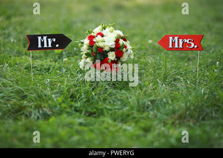 Luxus Blumenstrauß aus roten und weißen Blumen, Ansicht von oben mit roter Schleife am Hochzeitstag Stockfoto