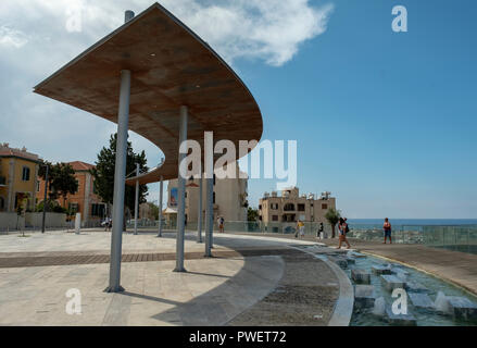 Neue halbrunde Public Viewing Area in Paphos Altstadt mit Blick auf Kato Paphos und das Mittelmeer. Stockfoto