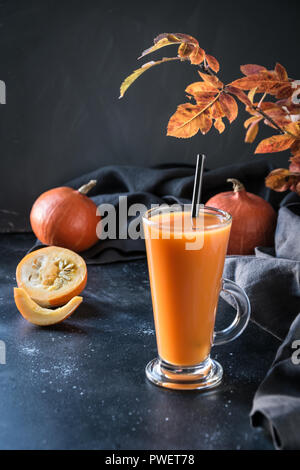 Frische Kürbis Smoothie oder Saft auf Dunkel. Herbst, Herbst oder Winter heiß trinken. Gemütliche gesundes Getränk. Stockfoto