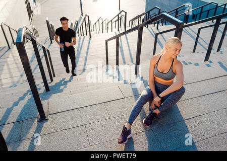 Frau ruht sich nach dem Joggen Stockfoto