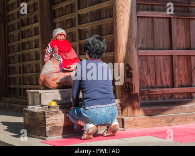 Betende Frau zu Binzuru Sonja, japanischen Gott der Heilung Kiyotakiji Tempel 35, Shikoku 88 Tempel Pilgerreise, Kochi, Japan Stockfoto