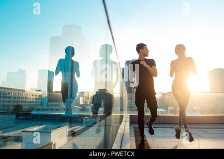 Paar tun körperliche Übungen Stockfoto