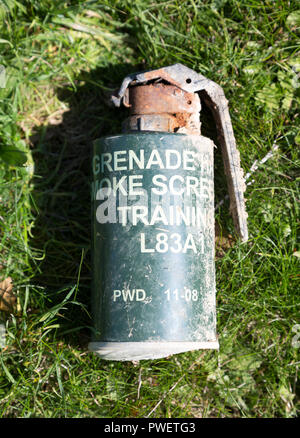 Verworfen verwendet Rauch-handgranate Kanister container, Truppenübungsplatz, Salisbury, Wiltshire, England, Großbritannien Stockfoto