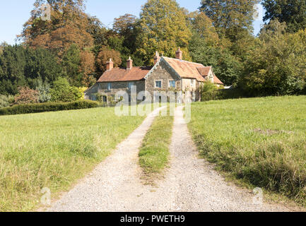 Zufahrt zu große freistehende Landhaus am Bowden Hill, in der Nähe von Lacock, Wiltshire, England, Großbritannien Stockfoto