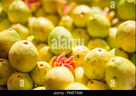 Stapel von frischem Guave auf Anzeige an eine tropische Frucht Farmers Market in Rio de Janeiro, Brasilien Stockfoto