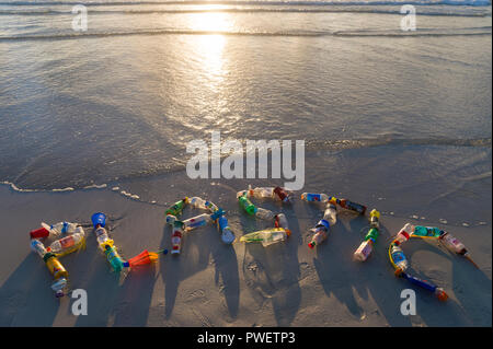 MIAMI - ca. September 2018: Kunststoff Bewusstsein Nachricht vom Verbraucher Papierkorb gemacht am Strand gefunden, die die aktuelle ökologische Krise Stockfoto