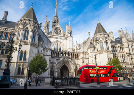 LONDON - Oktober 13, 2018: Ein modernes Routemaster Doppeldeckerbusse verläuft vor dem Wahrzeichen Royal Courts of Justice auf Fleet Street. Stockfoto