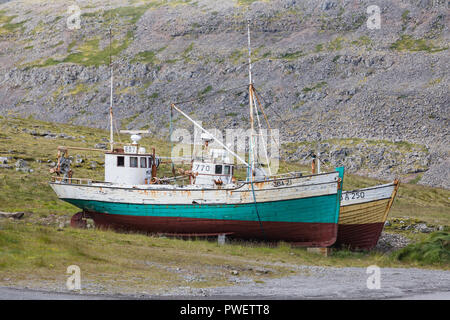 Zwei alte Boote am Strand in patrekfjordur Westfjorde Island liegen Stockfoto