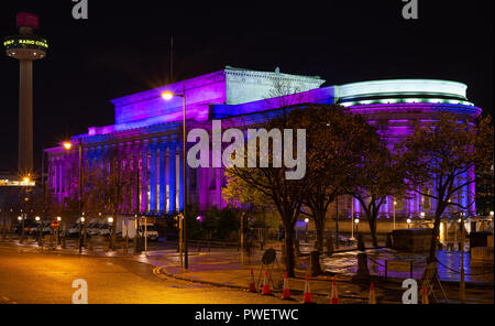 St George's Hall, St. John's Beacon auf der linken Seite, Liverpool. Bild im Oktober 2018 übernommen. Stockfoto