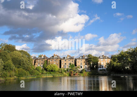 Häuser in South Hill Park mit Blick auf die Hampstead Nr. 2 Teich in Hampstead Heath, London NW3, England, Großbritannien Stockfoto