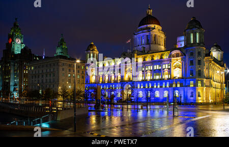 Die drei Grazien, auf Liverpools Waterfront, Dock, Cunard und Royal Liver Gebäude. Bild im Oktober 2018 übernommen. Stockfoto