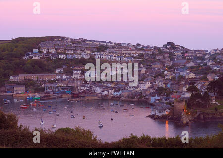 Das charmante Fischerdorf Cornwall Polruan aus gesehen auf der anderen Seite des Flusses in Fowey, Cornwall, England, Großbritannien Stockfoto