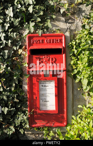 Royal Mail Post Box in einer Steinmauer von Laub, Cornwall, England, Großbritannien Stockfoto