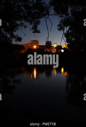 Einer langen Belichtungszeit Bild aus über den Fluss Vienne. Das Bild zeigt die alte Kirche St. Bartholomäus in der Ferne. Stockfoto