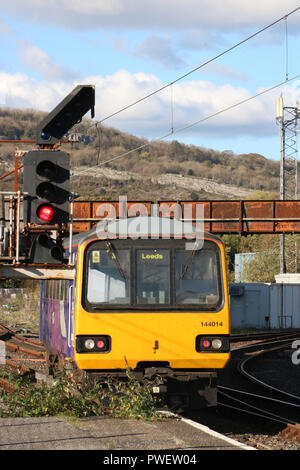 Pacer diesel multiple unit Zug Carnforth Bahnhof vorbei eine Farbe Signal am Ende der Plattform 1, da es den Line in Richtung Leeds. Stockfoto