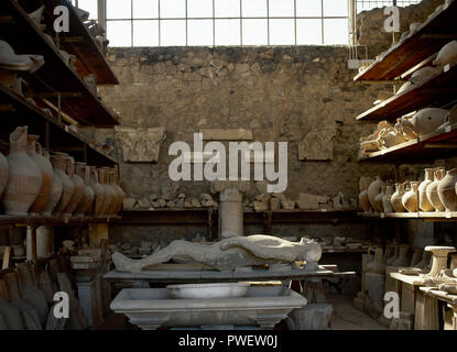 Antiquarium. Kleines Museum mit Resten der Stadt Pompeji nach dem Vesuv Eruption. Innenansicht. Keramik und Abgüssen des menschlichen Körpers. Pompeji. Italien. Stockfoto