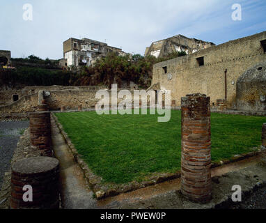 Italien. Herculaneum. Alte römische Stadt, die vom Ausbruch des Vesuv im Jahr 79 N.CHR. zerstört. Städtische Bäder. 1. Jahrhundert v. Chr.. Blick von Außen. La Campania. Stockfoto