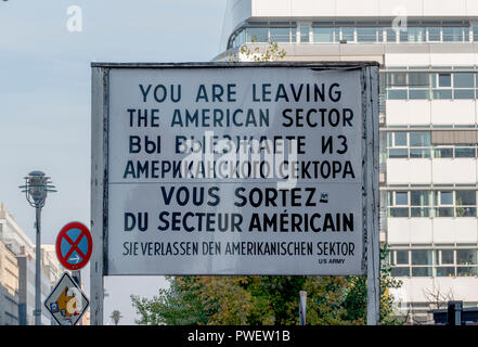 Eine amerikanische Wegweiser am Checkpoint Charlie, Berlin, Deutschland. Ein Überbleibsel aus der Die getrennt Ost und West Deutschland in Berlin Berliner Mauer. Stockfoto