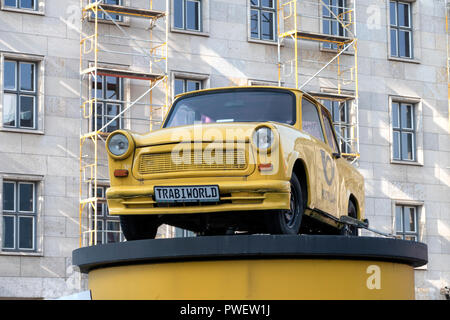 Ein Trabant an der Berliner Mauer, die Ost und West trennte Deutschland und Berlin in der Zeit von 1961-1989. Das Auto wurde zwischen 1957 und 1990 produziert. Stockfoto