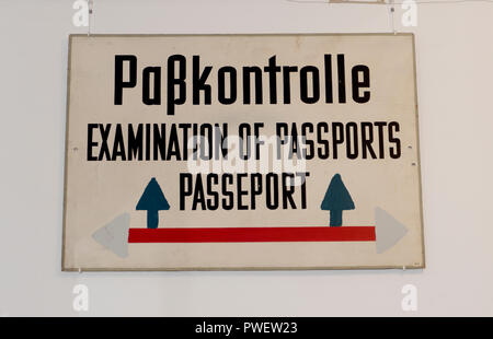 Ein Überrest Zeichen aus der Berliner Mauer Ära jetzt im Mauermuseum am Checkpoint Charlie, Berlin, Deutschland. Stockfoto