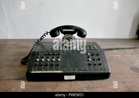 Eine Telefonzentrale mit Hinweis "Wehrmachtsausstellung" Eigentum im Eingang Wachstube. Schloss Colditz oder Schloss Colditz in Colditz, Deutschland. Stockfoto