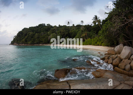 Meereswellen lash Linie Auswirkungen Felsen am Strand Stockfoto