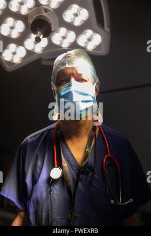 Aus der Sicht des Patienten ein Chirurg in einem Krankenhaus Op Stockfoto