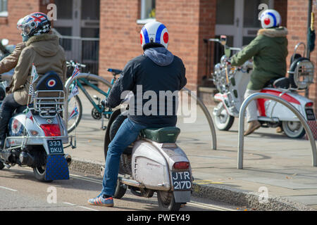 Stratford-upon-Avon, Warwickshire, England UK Oktober 7. Erfassung des Alterns Mods auf klassischen Motorroller Stockfoto