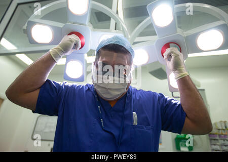 Von Patient Eye View eines Chirurgen Einstellen der Scheinwerfer in einem Operationssaal Stockfoto